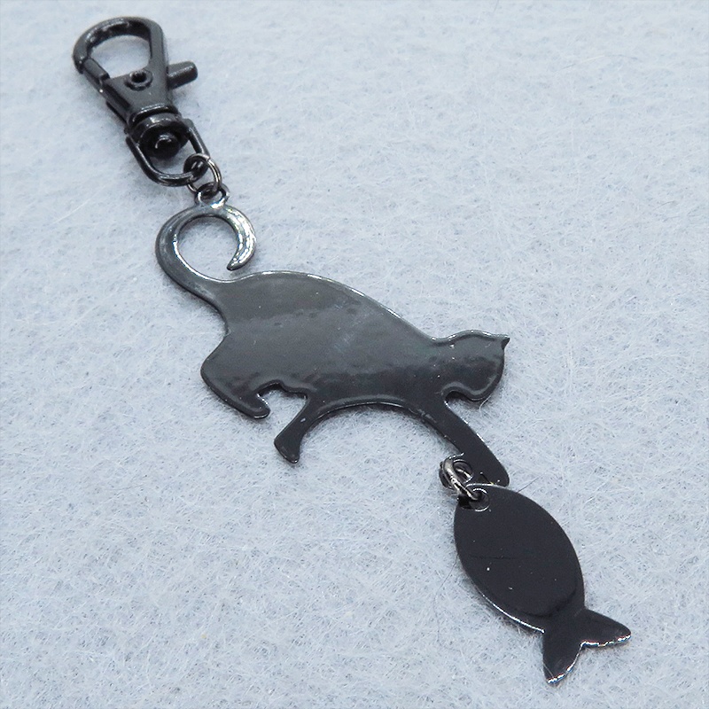 ステンレス製 ブラックカラー 魚を狩る猫のシルエットモチーフのキーホルダー ステンレス板 金具変更可