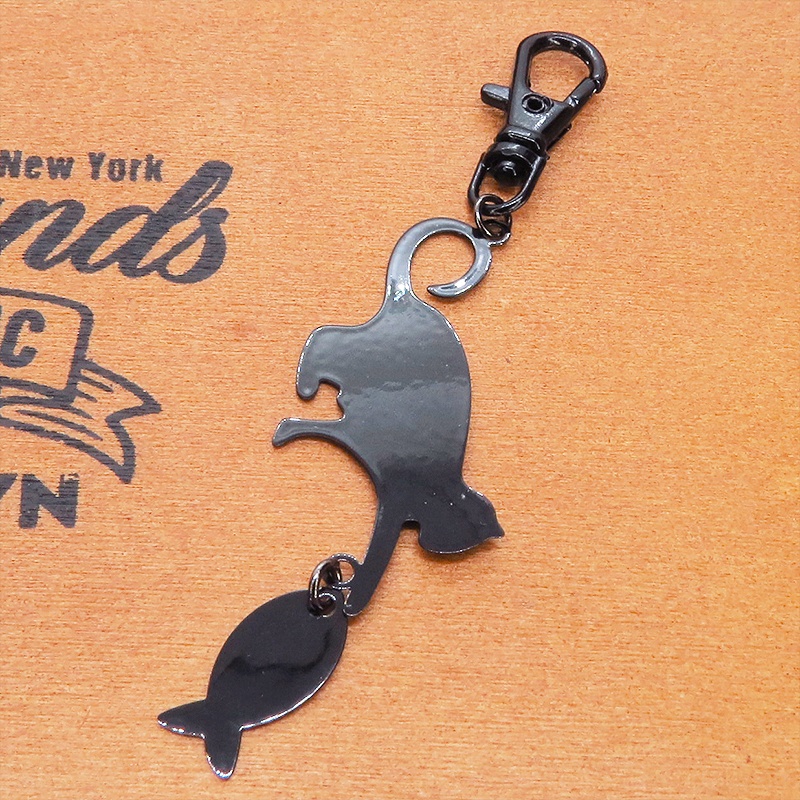 ステンレス製 ブラックカラー 魚を狩る猫のシルエットモチーフのキーホルダー ステンレス板 金具変更可