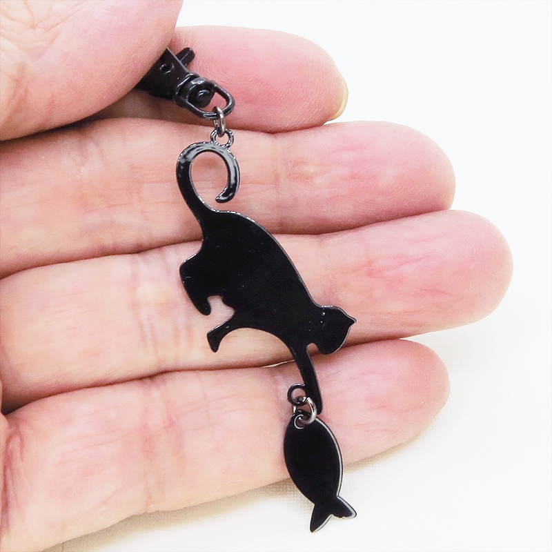 ステンレス製 ブラックカラー 魚を狩る猫のシルエットモチーフのキーホルダー ステンレス板 金具変更可