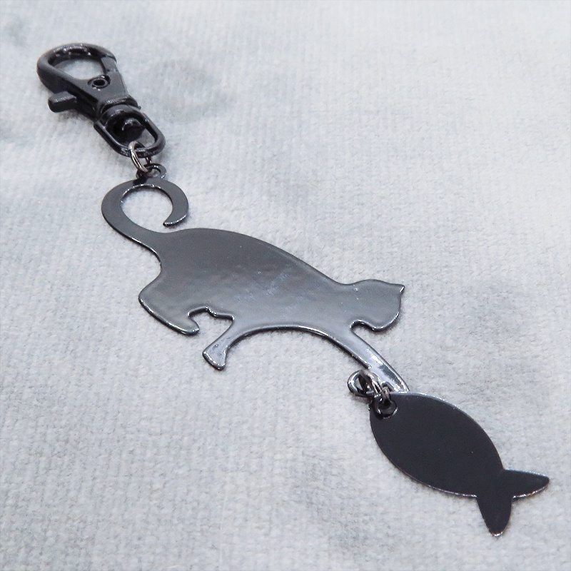 ステンレス製 ブラックカラー 魚を狩る猫のシルエットモチーフのキーホルダー ステンレス板 金具変更可