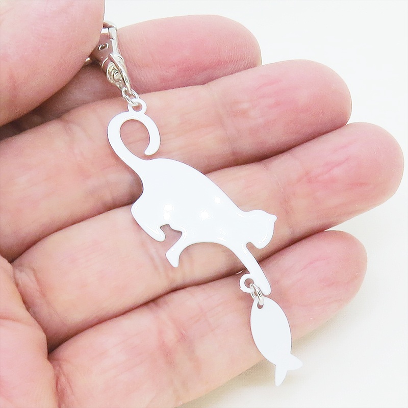 ステンレス製 ホワイトカラー 魚を狩る猫のシルエットモチーフのキーホルダー ステンレス板 金具変更可