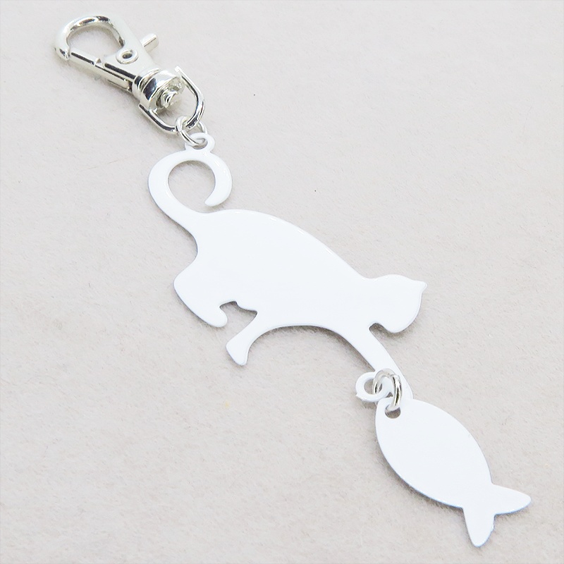 ステンレス製 ホワイトカラー 魚を狩る猫のシルエットモチーフのキーホルダー ステンレス板 金具変更可