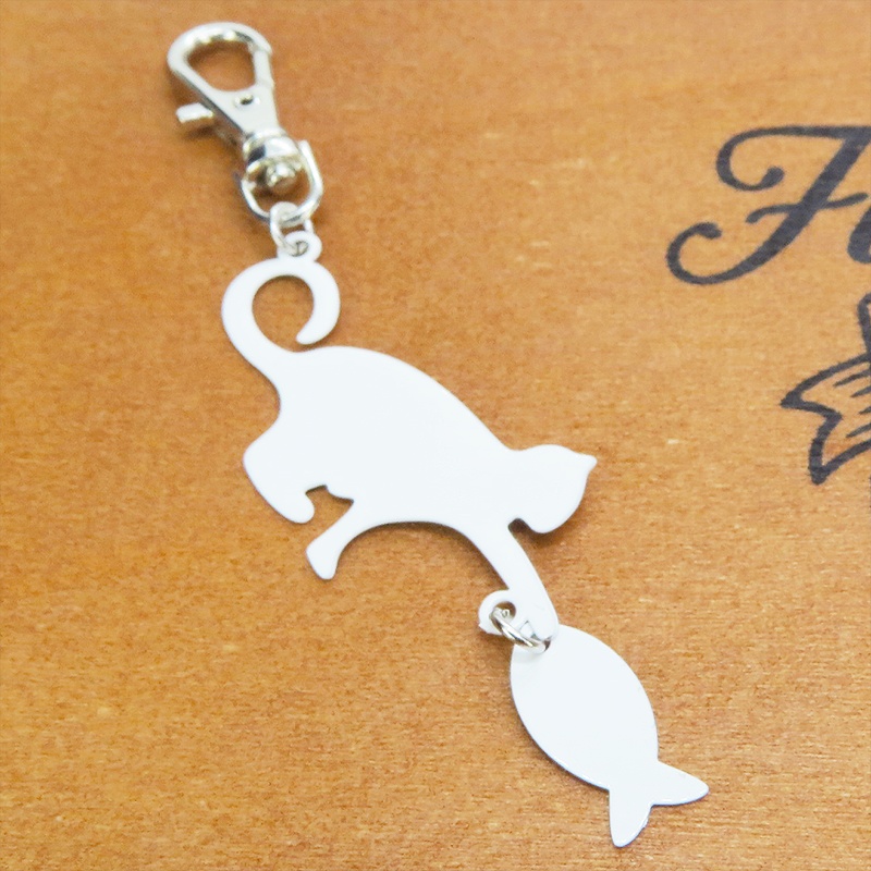 ステンレス製 ホワイトカラー 魚を狩る猫のシルエットモチーフのキーホルダー ステンレス板 金具変更可