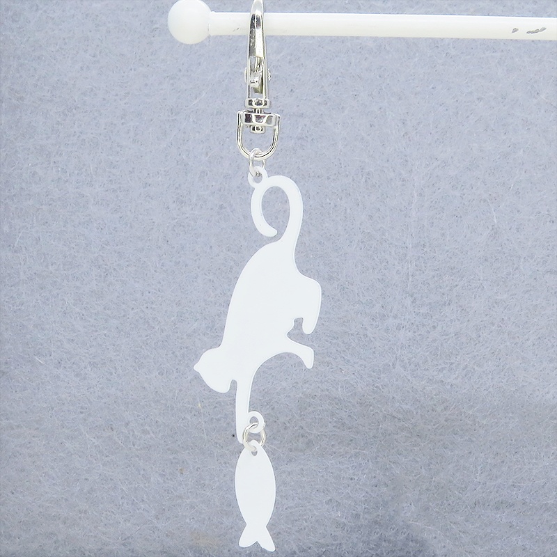 ステンレス製 ホワイトカラー 魚を狩る猫のシルエットモチーフのキーホルダー ステンレス板 金具変更可