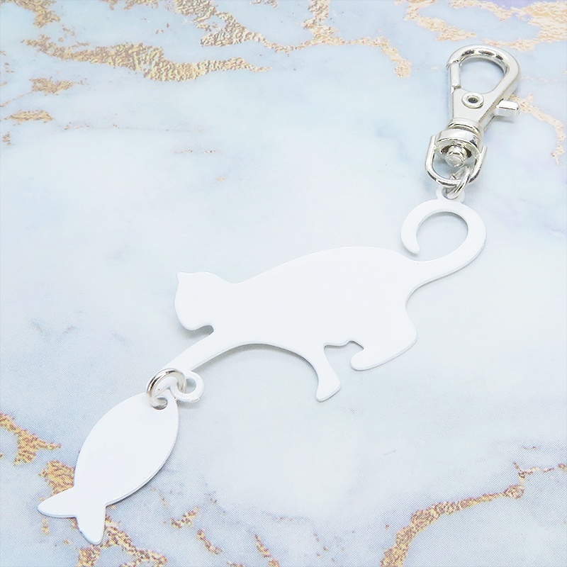 ステンレス製 ホワイトカラー 魚を狩る猫のシルエットモチーフのキーホルダー ステンレス板 金具変更可