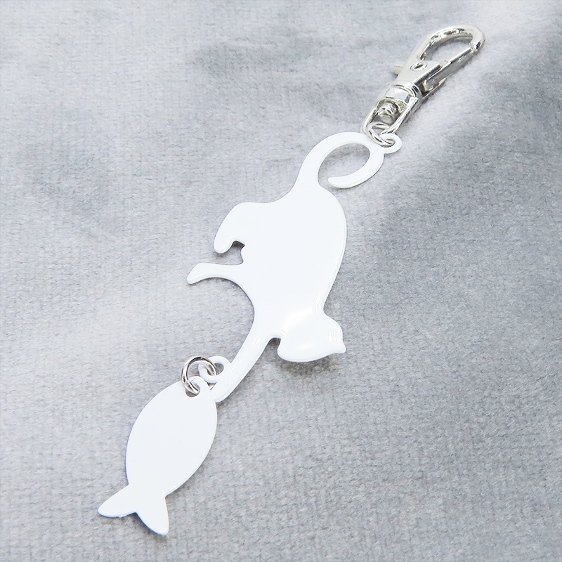 ステンレス製 ホワイトカラー 魚を狩る猫のシルエットモチーフのキーホルダー ステンレス板 金具変更可