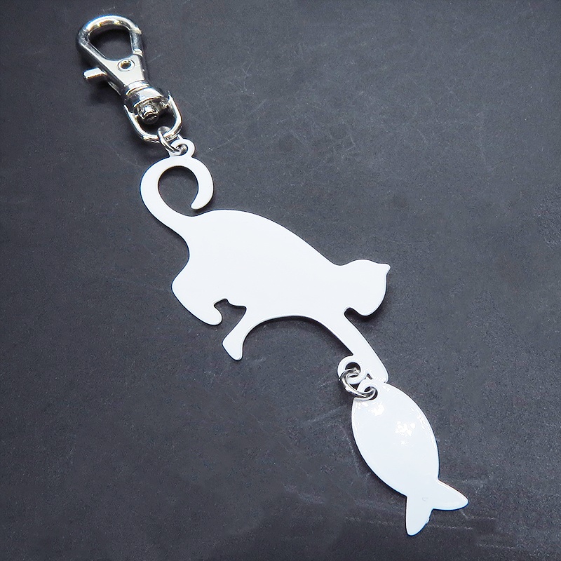 ステンレス製 ホワイトカラー 魚を狩る猫のシルエットモチーフのキーホルダー ステンレス板 金具変更可