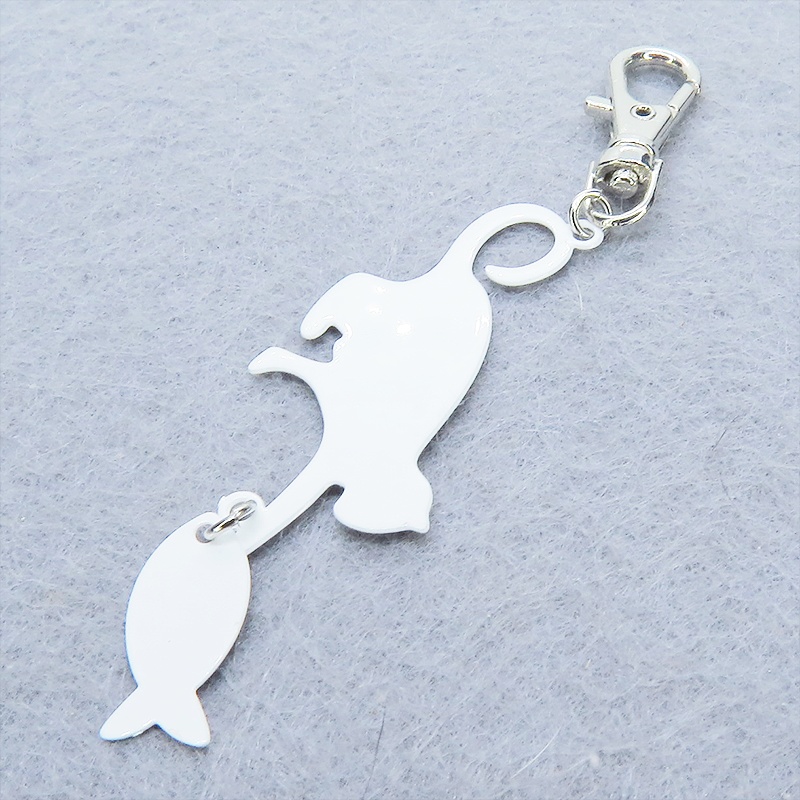 ステンレス製 ホワイトカラー 魚を狩る猫のシルエットモチーフのキーホルダー ステンレス板 金具変更可