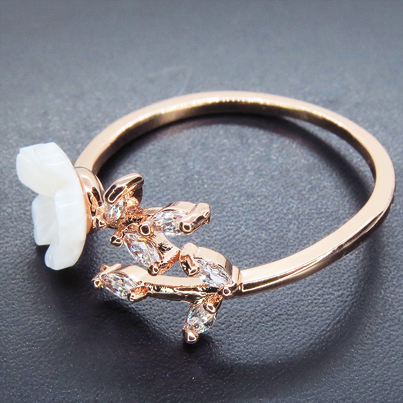 ピンクゴールド 白い花の大人かわいいリング キュービックジルコニア フリーサイズ