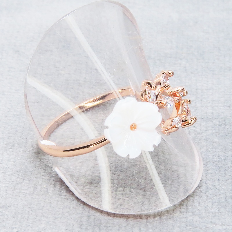 ピンクゴールド 白い花の大人かわいいリング キュービックジルコニア フリーサイズ