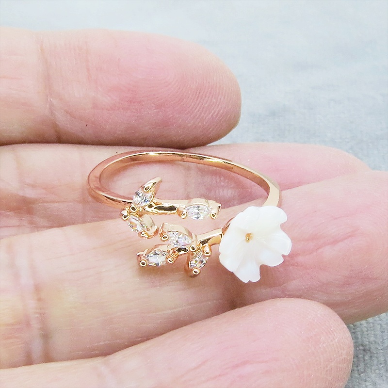 ピンクゴールド 白い花の大人かわいいリング キュービックジルコニア フリーサイズ