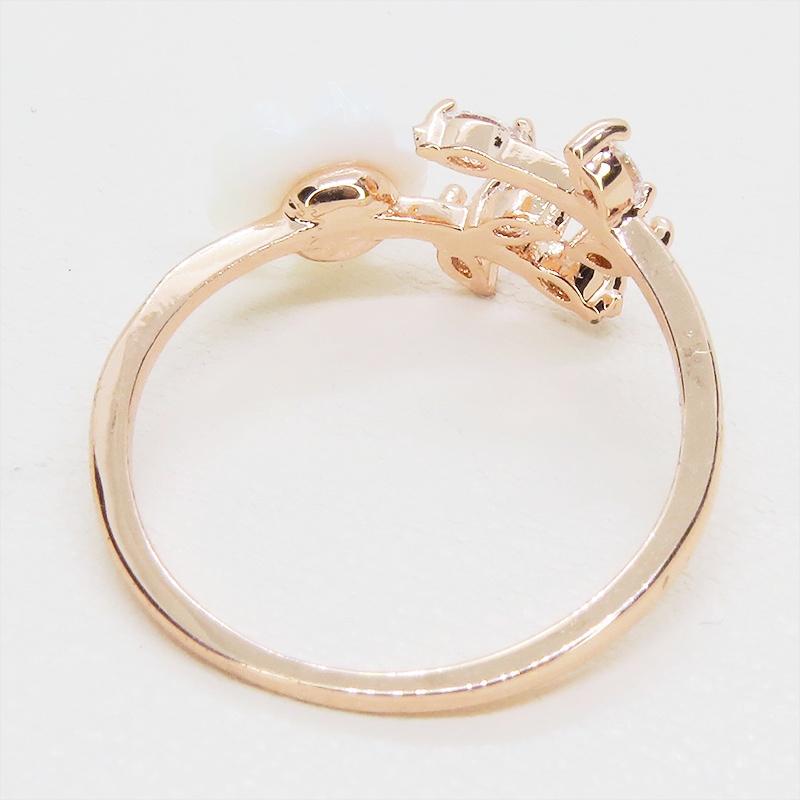 ピンクゴールド 白い花の大人かわいいリング キュービックジルコニア フリーサイズ