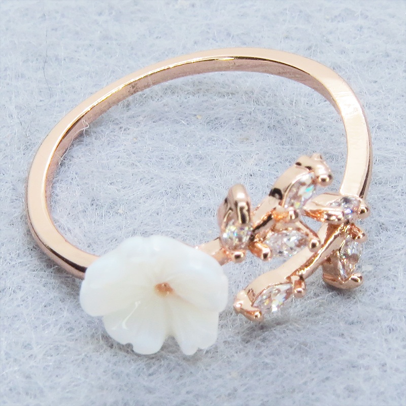 ピンクゴールド 白い花の大人かわいいリング キュービックジルコニア フリーサイズ
