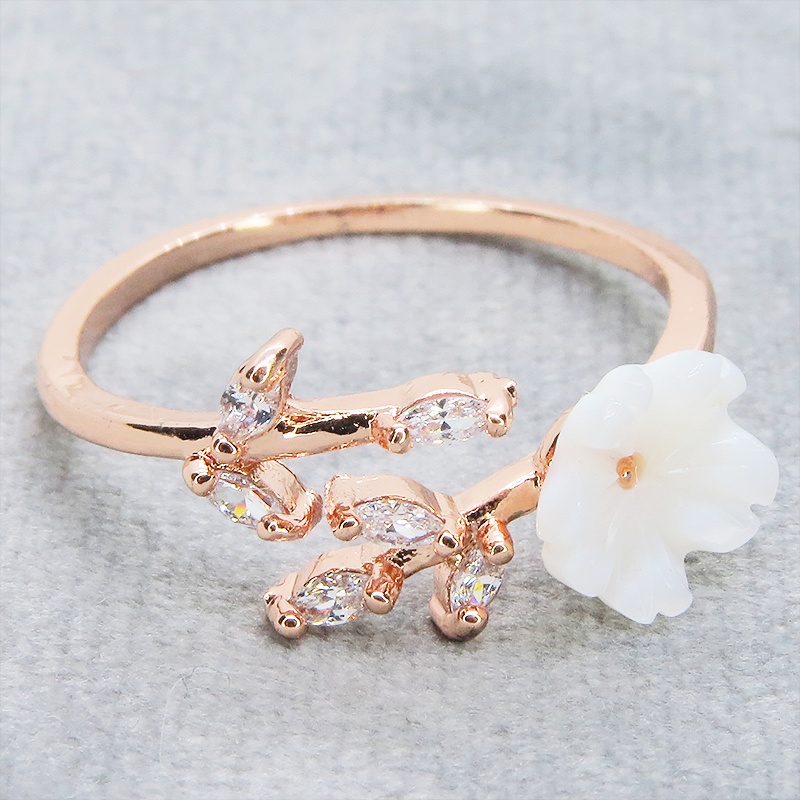 ピンクゴールド 白い花の大人かわいいリング キュービックジルコニア フリーサイズ