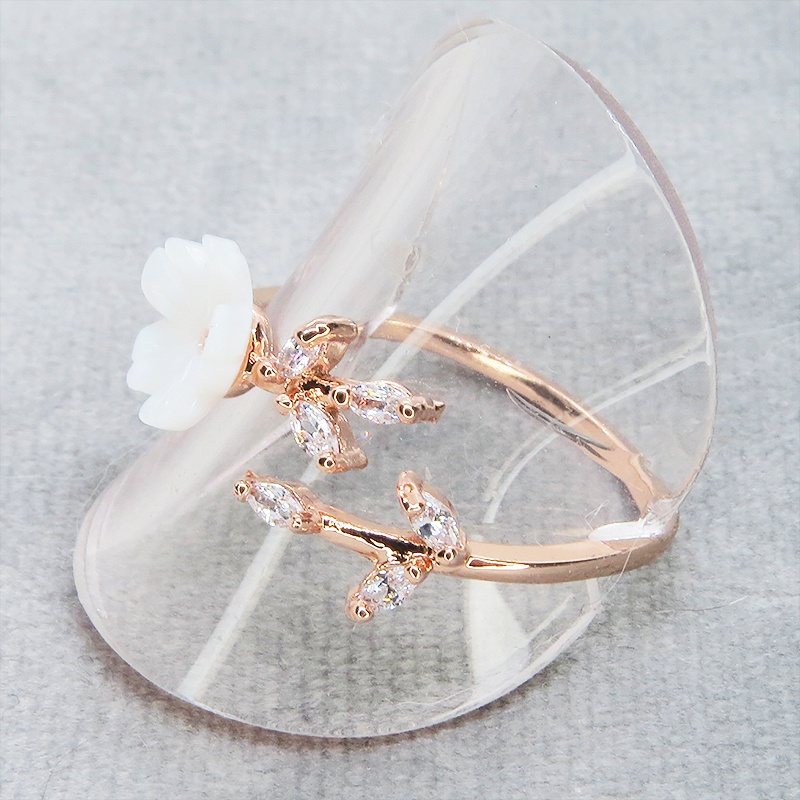 ピンクゴールド 白い花の大人かわいいリング キュービックジルコニア フリーサイズ