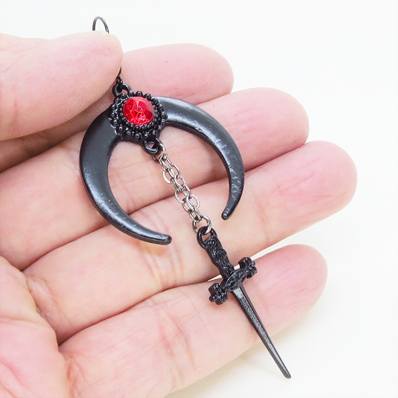 ブラックカラー ゴシック調 三日月とソード(剣)のピアス