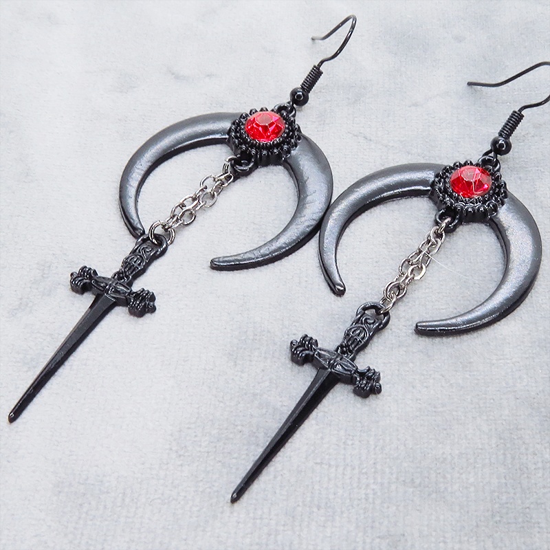 ブラックカラー ゴシック調 三日月とソード(剣)のピアス