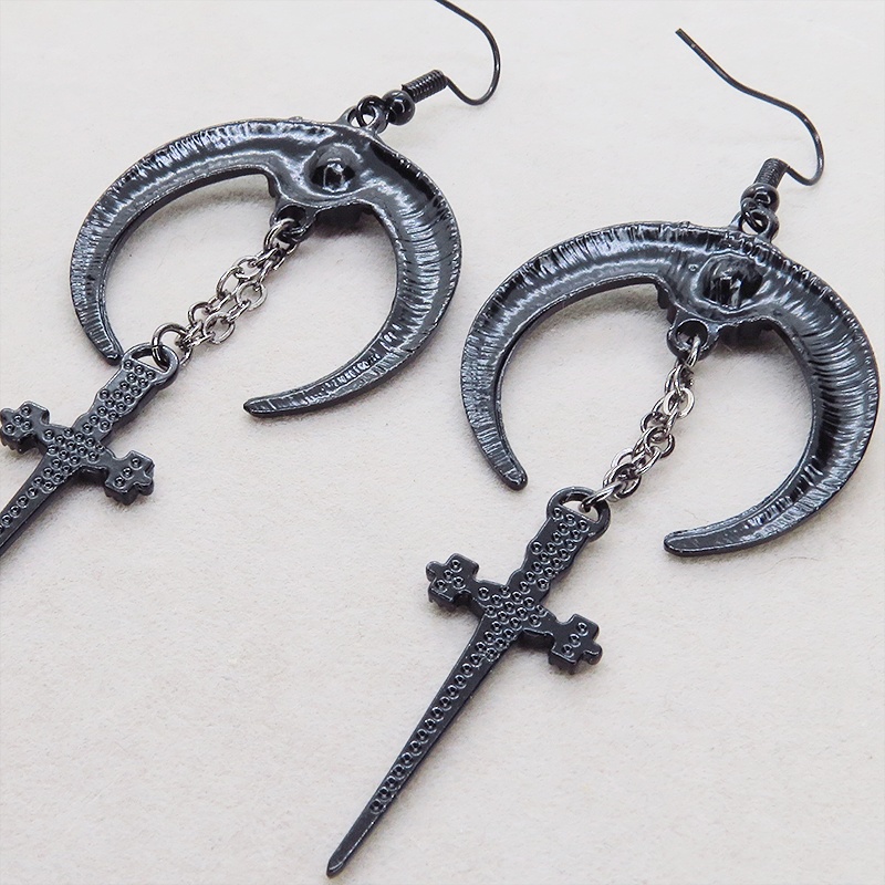 ブラックカラー ゴシック調 三日月とソード(剣)のピアス