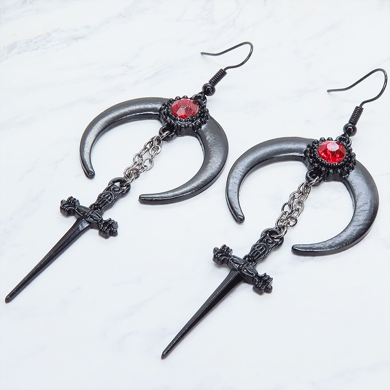 ブラックカラー ゴシック調 三日月とソード（剣）のピアス