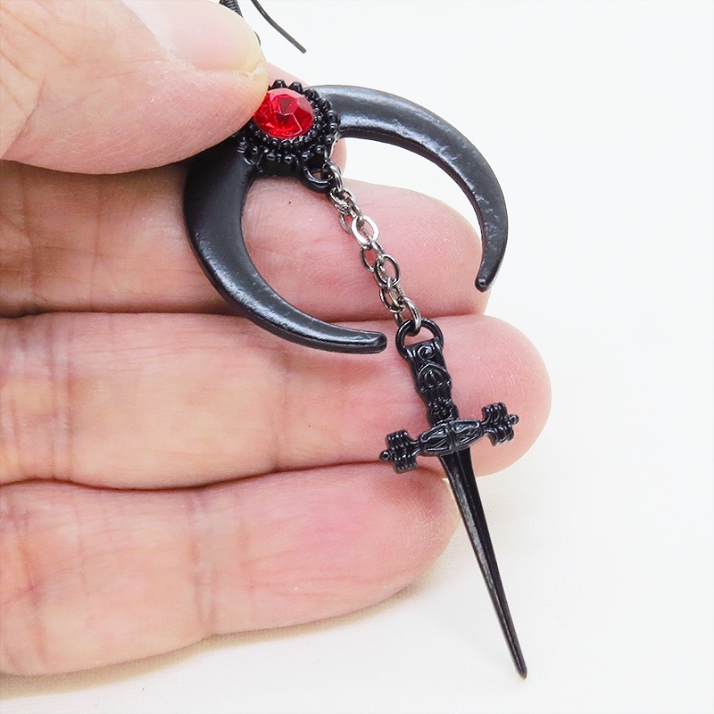 ブラックカラー ゴシック調 三日月とソード(剣)のピアス