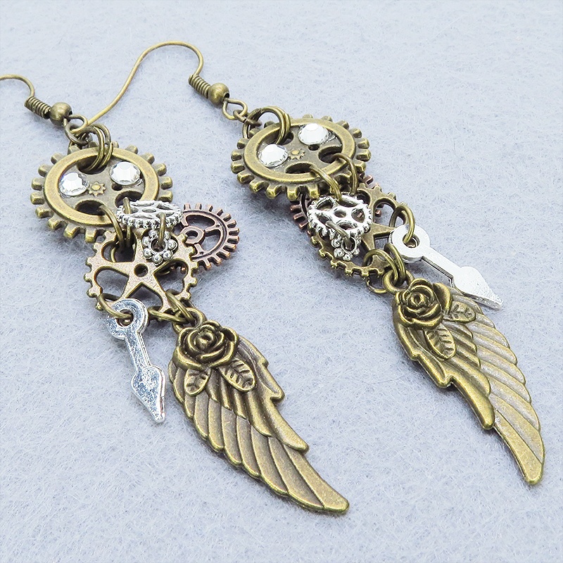 アンティークゴールド 翼と歯車を組合せた多層構造スチームパンクピアス ラインストーン