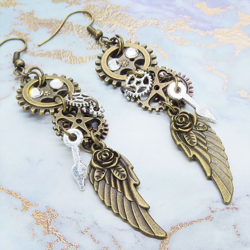 アンティークゴールド 翼と歯車を組合せた多層構造スチームパンクピアス ラインストーン