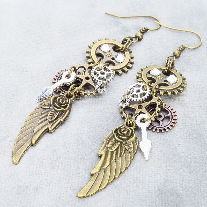 アンティークゴールド 翼と歯車を組合せた多層構造スチームパンクピアス ラインストーン