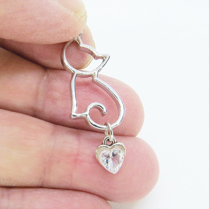 シルバーカラー 猫シルエットとスワロフスキーのハートを組合せた大人可愛いピアス サージカル可