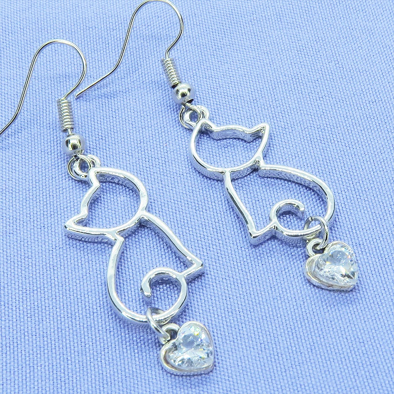 シルバーカラー 猫シルエットとスワロフスキーのハートを組合せた大人可愛いピアス サージカル可