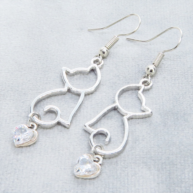 シルバーカラー 猫シルエットとスワロフスキーのハートを組合せた大人可愛いピアス サージカル可