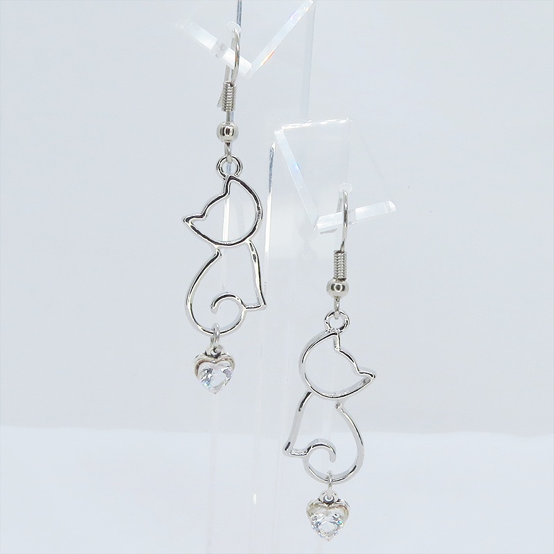 シルバーカラー 猫シルエットとスワロフスキーのハートを組合せた大人可愛いピアス サージカル可