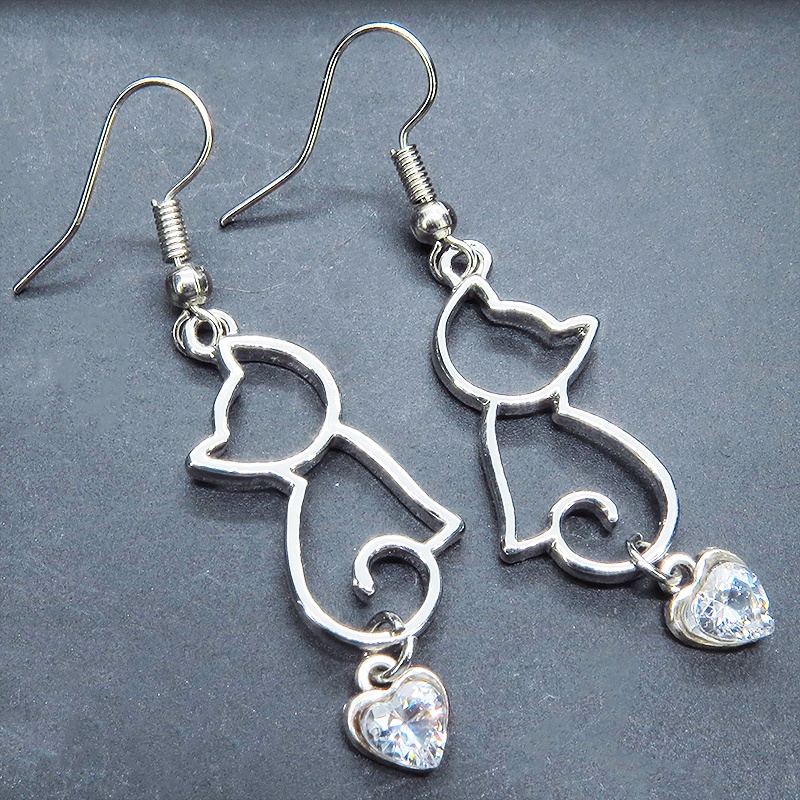 シルバーカラー 猫シルエットとスワロフスキーのハートを組合せた大人可愛いピアス サージカル可