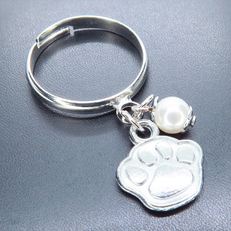 シルバーカラー 肉球とスワロフスキーパールの大人可愛いリング フリーサイズ クリスタルホワイト