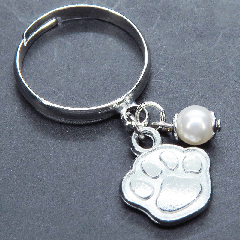 シルバーカラー 肉球とスワロフスキーパールの大人可愛いリング フリーサイズ クリスタルホワイト