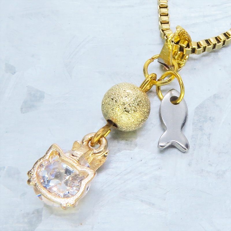 ステンレス製 マットゴールド 猫フレームキュービックジルコニアのコンパクトなネックレス ベネチアンチェーン