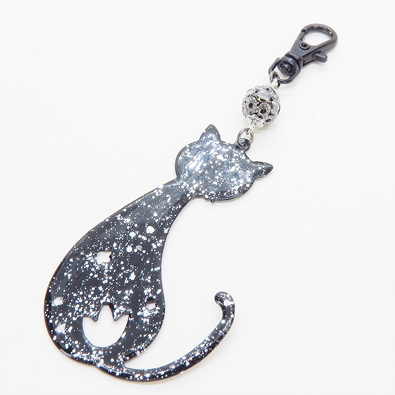 ラメ入り黒猫モチーフの大人可愛いキーホルダー レジンコーティング ブラックメタルビーズ金具変更可