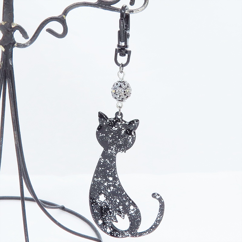 ラメ入り黒猫モチーフの大人可愛いキーホルダー レジンコーティング ブラックメタルビーズ金具変更可