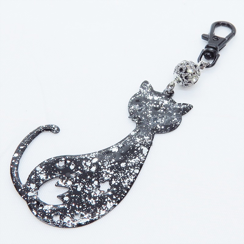 ラメ入り黒猫モチーフの大人可愛いキーホルダー レジンコーティング ブラックメタルビーズ金具変更可