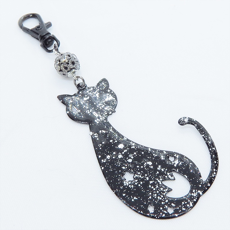 ラメ入り黒猫モチーフの大人可愛いキーホルダー レジンコーティング ブラックメタルビーズ金具変更可