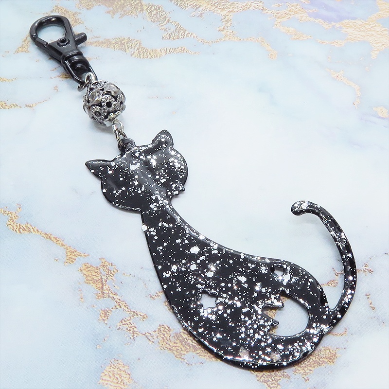 ラメ入り黒猫モチーフの大人可愛いキーホルダー レジンコーティング ブラックメタルビーズ金具変更可