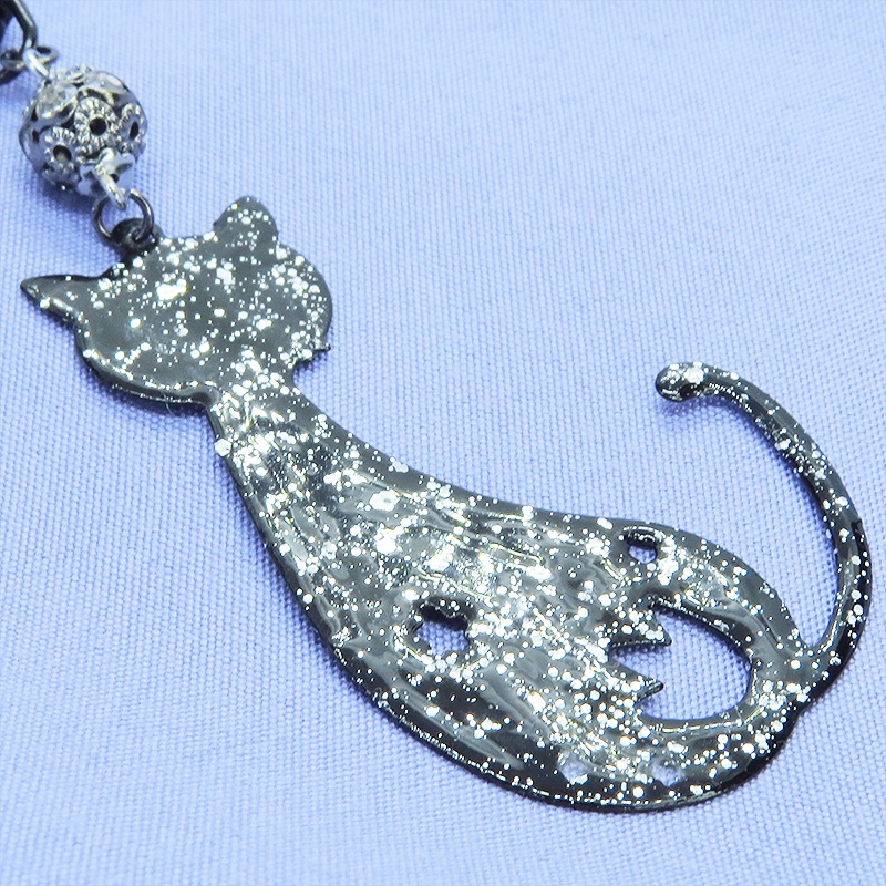 ラメ入り黒猫モチーフの大人可愛いキーホルダー レジンコーティング ブラックメタルビーズ金具変更可