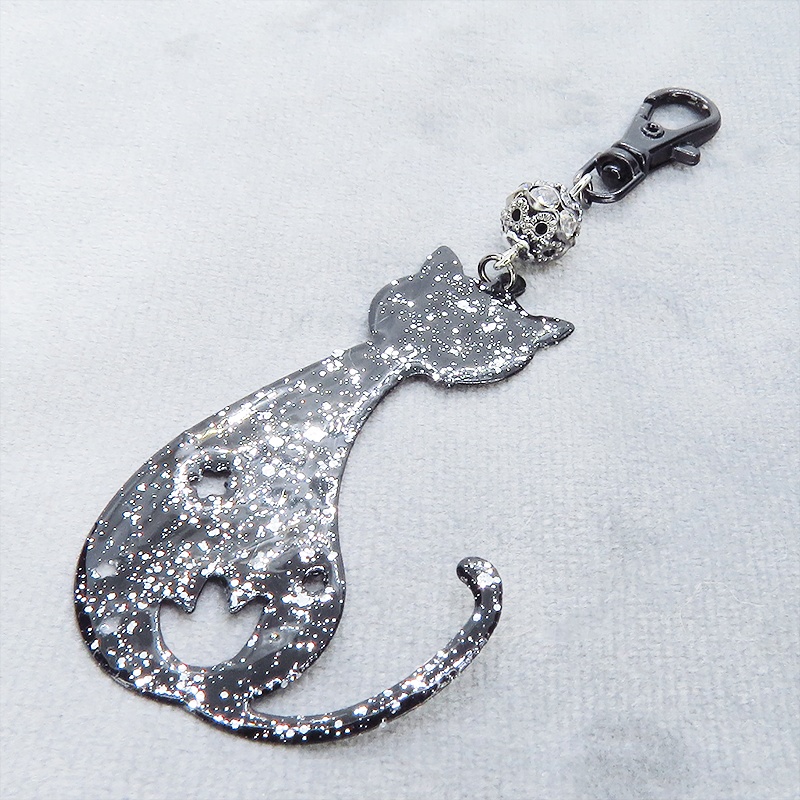 ラメ入り黒猫モチーフの大人可愛いキーホルダー レジンコーティング ブラックメタルビーズ金具変更可