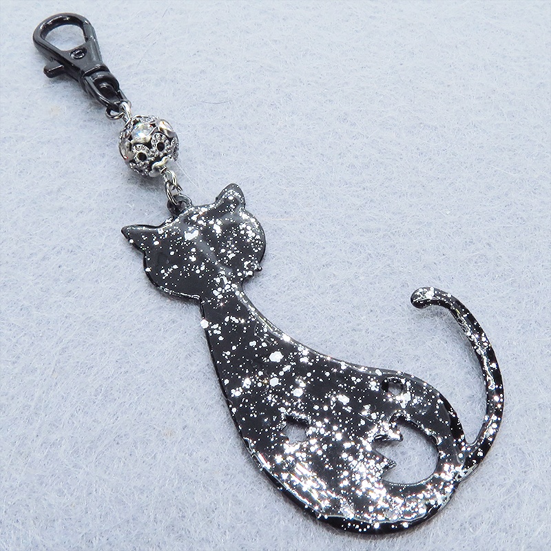 ラメ入り黒猫モチーフの大人可愛いキーホルダー レジンコーティング ブラックメタルビーズ金具変更可