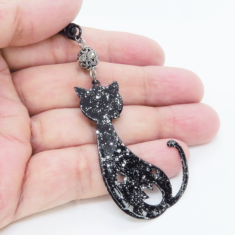ラメ入り黒猫モチーフの大人可愛いキーホルダー レジンコーティング ブラックメタルビーズ金具変更可