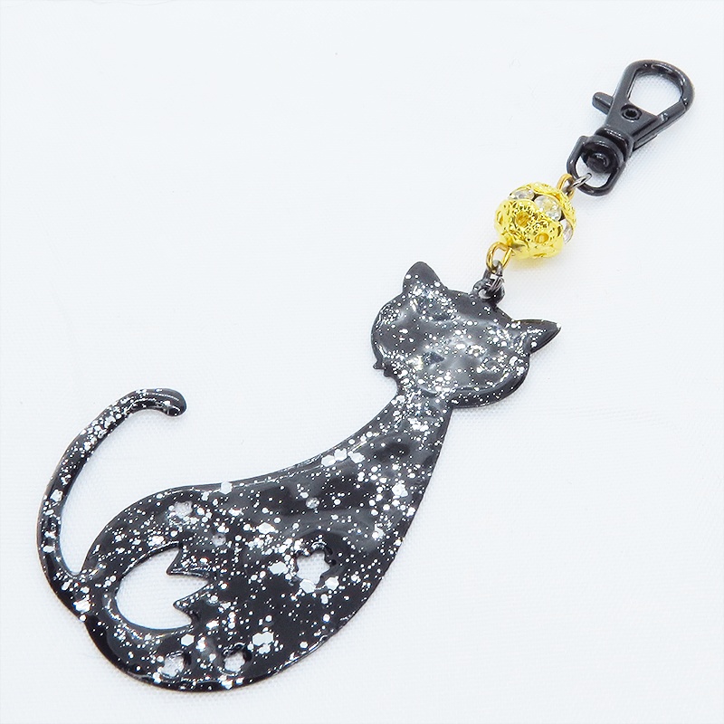 ラメ入り黒猫モチーフの大人可愛いキーホルダー レジンコーティング ゴールドメタルビーズ金具変更可
