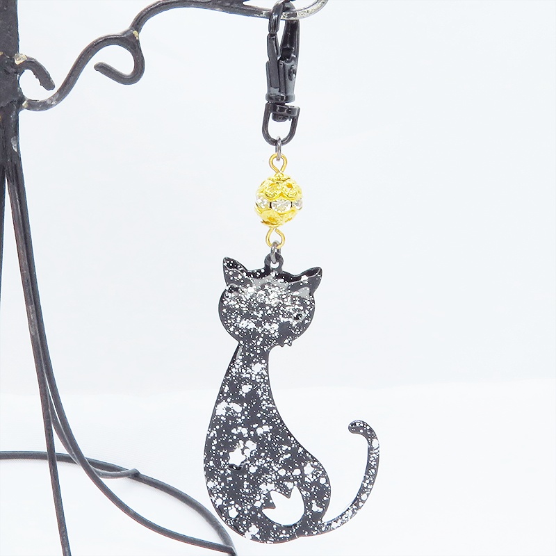 ラメ入り黒猫モチーフの大人可愛いキーホルダー レジンコーティング ゴールドメタルビーズ金具変更可