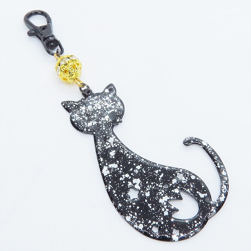 ラメ入り黒猫モチーフの大人可愛いキーホルダー レジンコーティング ゴールドメタルビーズ金具変更可