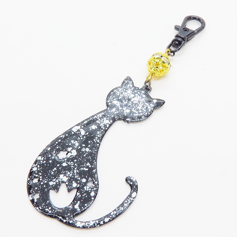 ラメ入り黒猫モチーフの大人可愛いキーホルダー レジンコーティング ゴールドメタルビーズ金具変更可