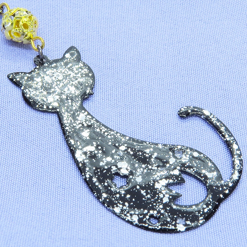 ラメ入り黒猫モチーフの大人可愛いキーホルダー レジンコーティング ゴールドメタルビーズ金具変更可
