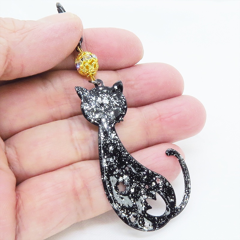 ラメ入り黒猫モチーフの大人可愛いキーホルダー レジンコーティング ゴールドメタルビーズ金具変更可